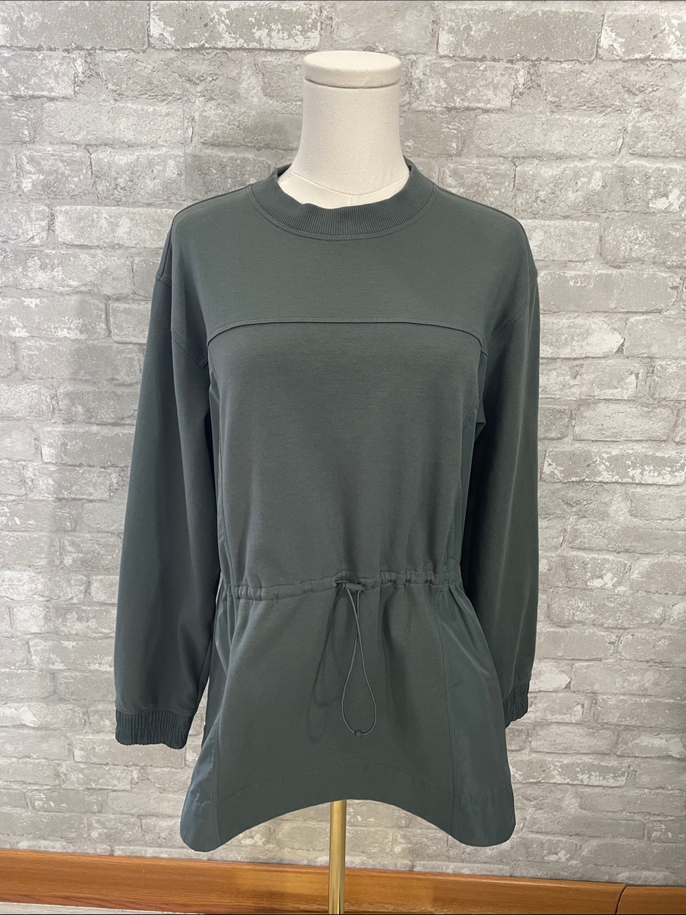 Athleta Bali Green Triumph Hybrid
Crewneck Sweatshirt